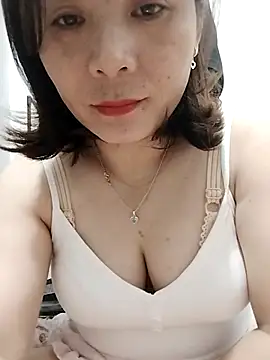 ManaMi-Amii online show from May 6, 2026, 3:43 am