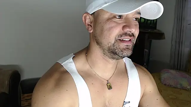 Snapshot of AlejoMoretti chatting on May 7, 2026, 12:08 pm AlejoMoretti online show from May 7, 2026, 12:08 pm