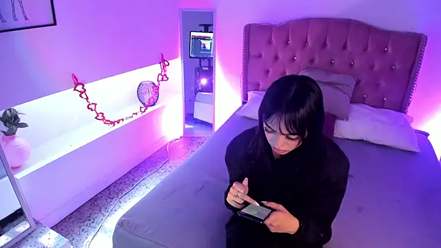 Antonella Bratzz4 online show from April 28, 2026, 8:24 pm
