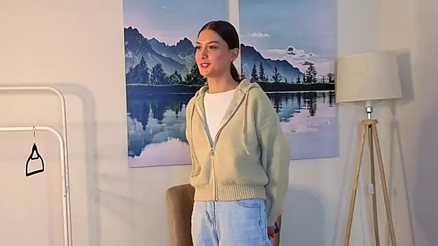 NatashaRieker online show from April 15, 2026, 9:37 am