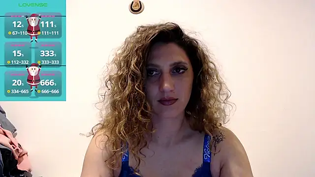 KarinnaRey online show from April 22, 2026, 5:53 pm