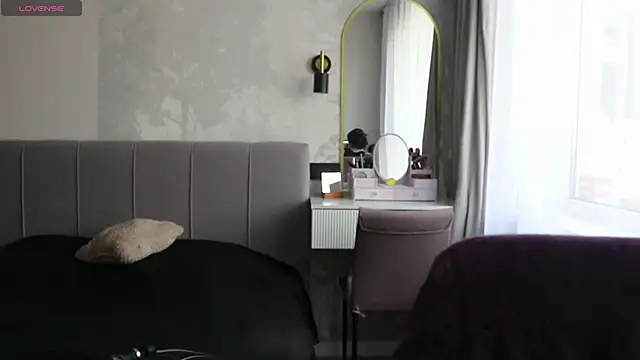 ellyellow online show from April 17, 2026, 6:27 am