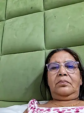 Shalini3456 online show from May 17, 2026, 2:22 am