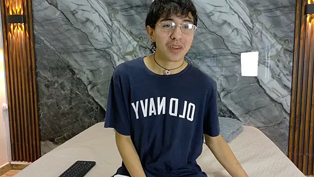 Snapshot of NoahWalker__ chatting on May 4, 2026, 11:02 am NoahWalker online show from May 4, 2026, 11:02 am