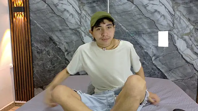 Snapshot of NoahWalker__ chatting on May 9, 2026, 11:02 am NoahWalker online show from May 9, 2026, 11:02 am