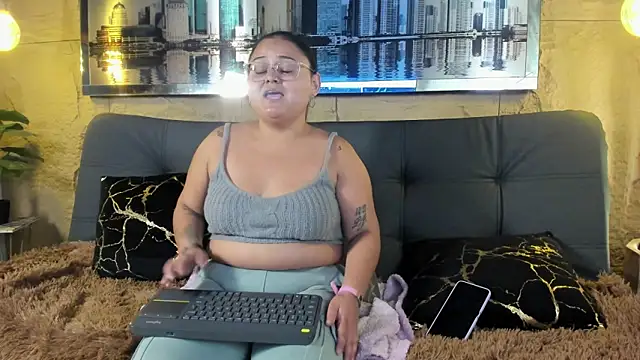 Luna  Cortez online show from May 26, 2026, 3:48 am
