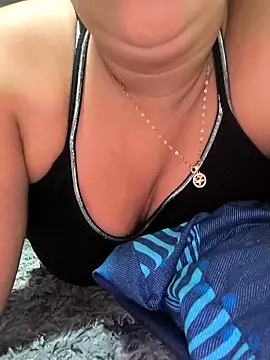 reinamas18 online show from April 24, 2026, 3:41 am