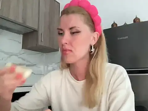 Monica-Arden online show from April 28, 2026, 3:05 pm