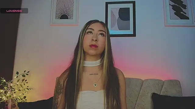 Cloe martinezz  online show from May 14, 2026, 9:23 pm