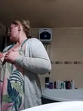 Snapshot of BigBoobsMia123 chatting on April 16, 2026, 9:39 pm BigBoobsMia123 online show from April 16, 2026, 9:39 pm