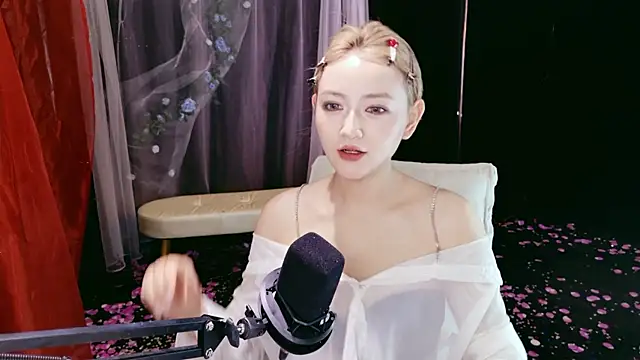 Unique Mia online show from May 12, 2026, 5:26 am