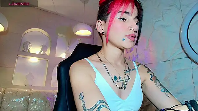 Snapshot of Moon_Red_r chatting on July 13, 2026, 7:46 pm Moon Red r online show from July 13, 2026, 7:46 pm