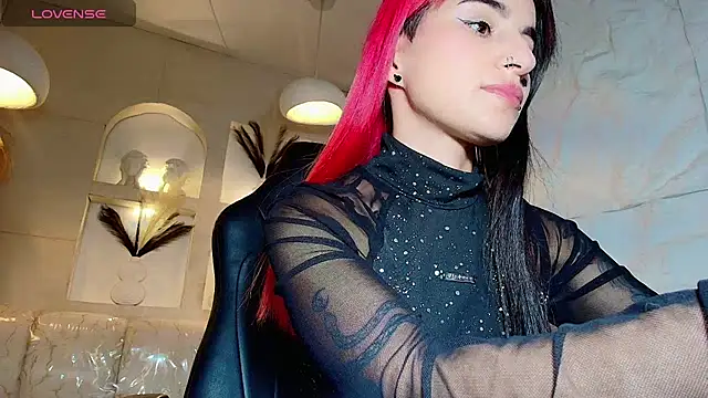 Snapshot of Moon_Red_r chatting on July 16, 2026, 7:44 pm Moon Red r online show from July 16, 2026, 7:44 pm