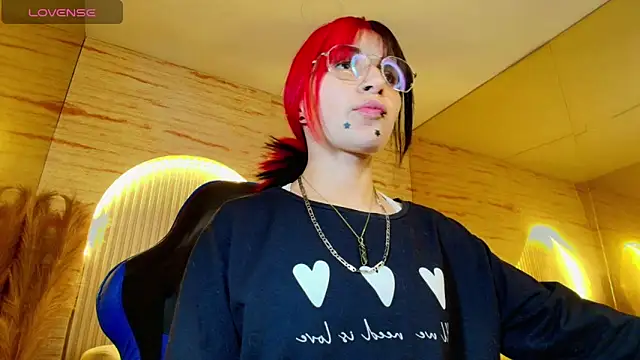 Snapshot of Moon_Red_r chatting on June 10, 2026, 12:50 pm Moon Red r online show from June 10, 2026, 12:50 pm