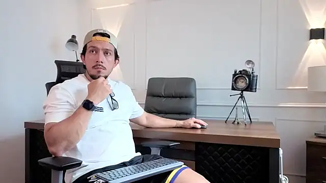 andrewmuscle online show from April 22, 2026, 8:04 pm