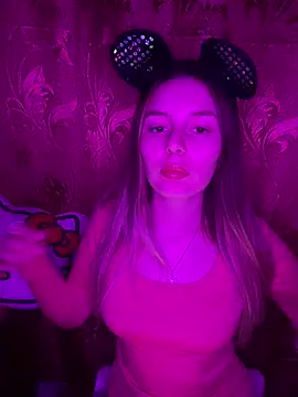 aura lune online show from April 22, 2026, 7:31 pm