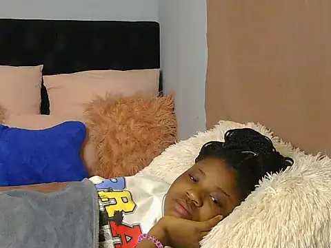 Snapshot of julianaa19 chatting on May 7, 2026, 1:43 am julianaa19 online show from May 7, 2026, 1:43 am