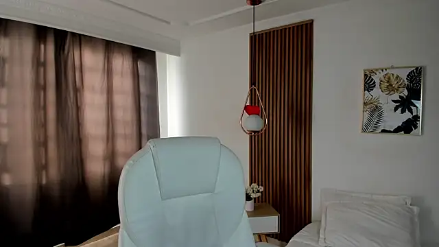 Snapshot of luniksa chatting on June 7, 2026, 12:10 pm luniksa online show from June 7, 2026, 12:10 pm