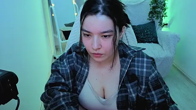 MomoRins online show from April 28, 2026, 2:27 am