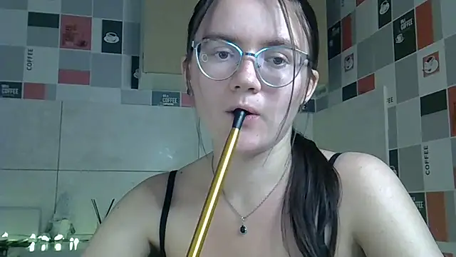 Miss Tinakiss online show from May 6, 2026, 4:33 pm
