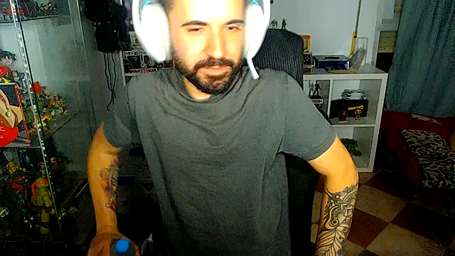 chiquitoconsecreto online show from May 18, 2026, 10:47 pm