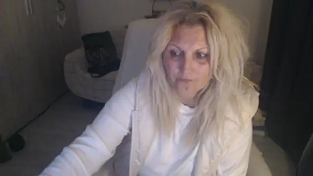 Divineblond online show from April 8, 2026, 9:27 pm