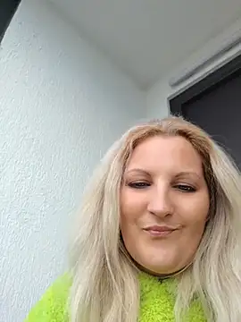 Snapshot of Divineblond chatting on May 17, 2026, 3:34 pm Divineblond online show from May 17, 2026, 3:34 pm
