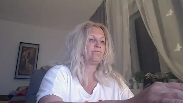 Snapshot of Divineblond chatting on May 8, 2026, 11:41 pm Divineblond online show from May 8, 2026, 11:41 pm