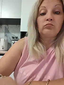 Snapshot of Divineblond chatting on May 6, 2026, 8:46 pm Divineblond online show from May 6, 2026, 8:46 pm