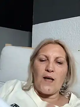 Snapshot of Divineblond chatting on April 24, 2026, 6:21 pm Divineblond online show from April 24, 2026, 6:21 pm