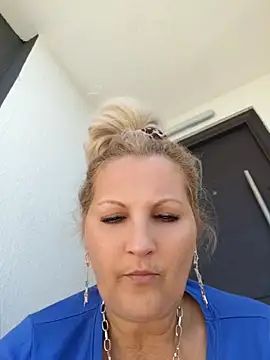 Snapshot of Divineblond chatting on May 15, 2026, 1:42 pm Divineblond online show from May 15, 2026, 1:42 pm