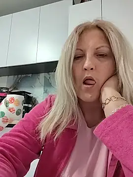 Snapshot of Divineblond chatting on April 22, 2026, 10:27 pm Divineblond online show from April 22, 2026, 10:27 pm