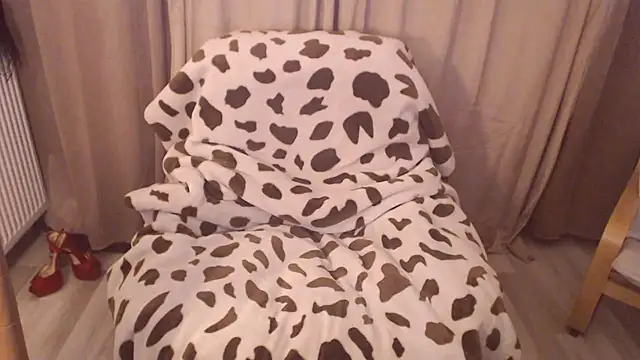 Divineblond online show from November 6, 2025, 8:35 pm