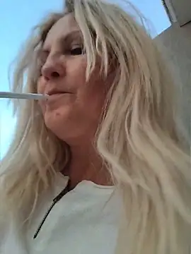 Snapshot of Divineblond chatting on May 4, 2026, 5:27 pm Divineblond online show from May 4, 2026, 5:27 pm