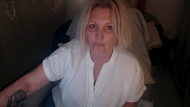 Snapshot of Divineblond chatting on April 15, 2026, 7:29 pm Divineblond online show from April 15, 2026, 7:29 pm