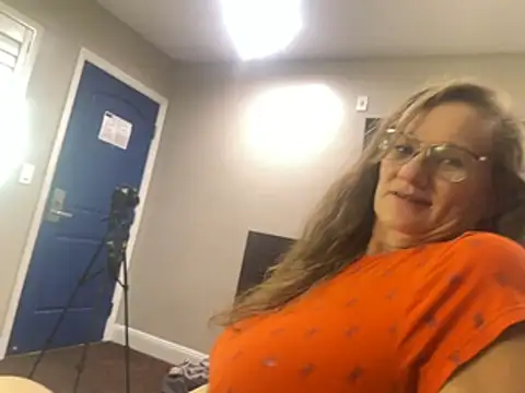 milfandyoungin online show from May 6, 2026, 2:59 am