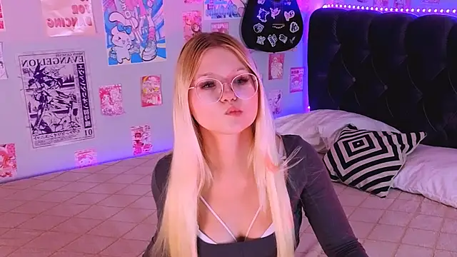 LunariaFox online show from July 25, 2026, 2:56 pm