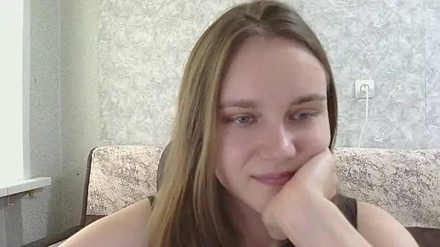 Snapshot of DolcezzaCream chatting on June 15, 2026, 12:05 pm DolcezzaCream online show from June 15, 2026, 12:05 pm