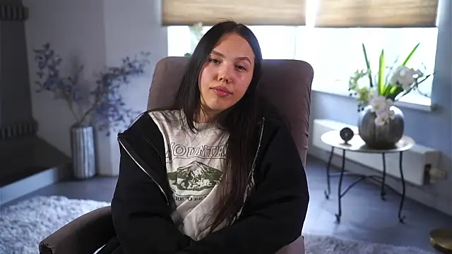 KristinSthill online show from April 24, 2026, 4:58 am