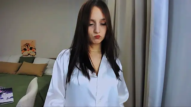JulietteMonli online show from July 7, 2026, 7:06 pm