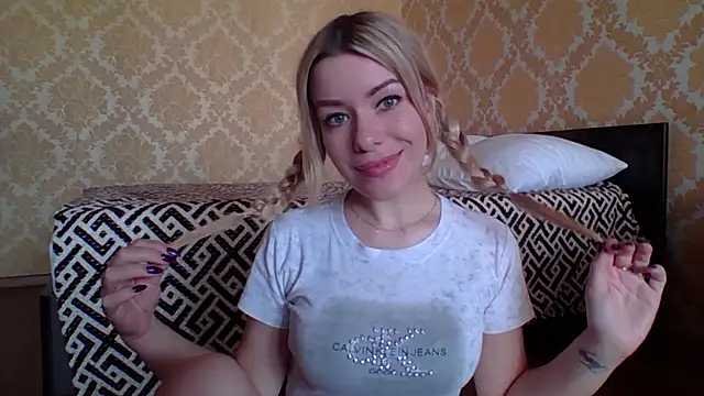 Softy Aura  online show from May 28, 2026, 1:28 pm