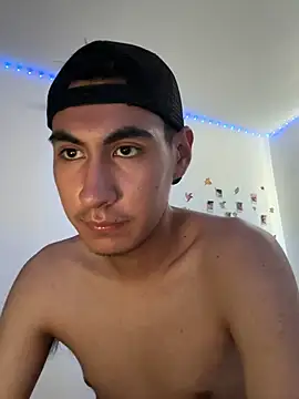 Aaron0305 online show from July 6, 2026, 4:42 pm