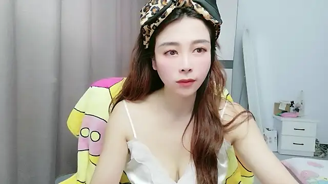 xiaoxiaohong030 online show from June 17, 2026, 3:17 am