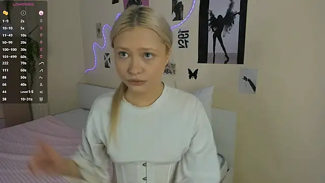 Snapshot of MidnightPoise chatting on June 10, 2026, 4:57 am MidnightPoise online show from June 10, 2026, 4:57 am