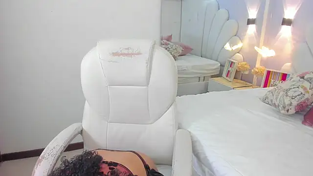 Snapshot of roxy_domnin chatting on June 17, 2026, 3:39 am roxy domnin online show from June 17, 2026, 3:39 am