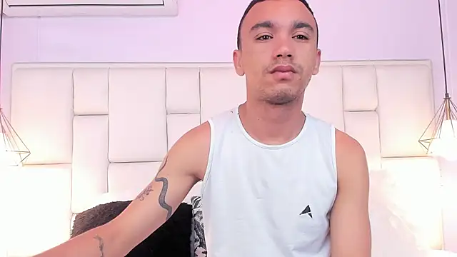 Snapshot of AndresSolorzano1 chatting on June 5, 2026, 11:38 am AndresSolorzano1 online show from June 5, 2026, 11:38 am