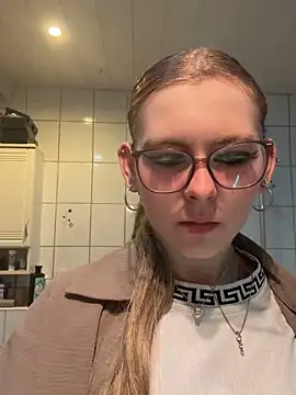 Lina-420 online show from May 7, 2026, 7:39 pm