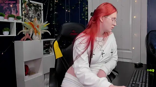 Snapshot of Queen_Milena chatting on July 6, 2026, 2:51 am Queen Milena online show from July 6, 2026, 2:51 am
