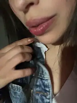 Yenifer 27 online show from April 29, 2026, 11:55 pm