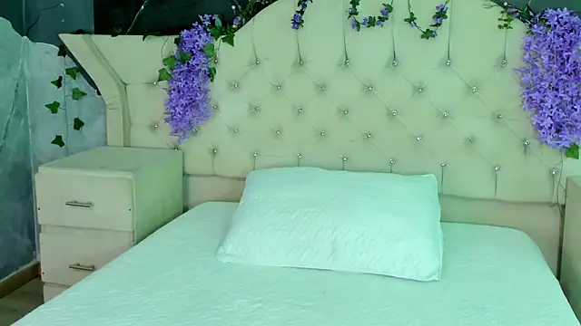 HayleyRoss  online show from May 27, 2026, 2:24 pm